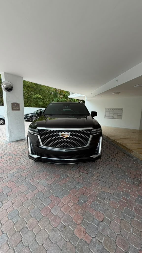 Cadillac Escalade negra